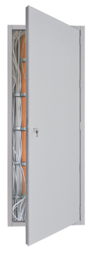 revisionstuer-rtx-fuer-installationsschaechte Das Bild zeigt einen leicht geöffneten Revisionsverschluss oder Revisionstür mit Installationen und Kabeln.