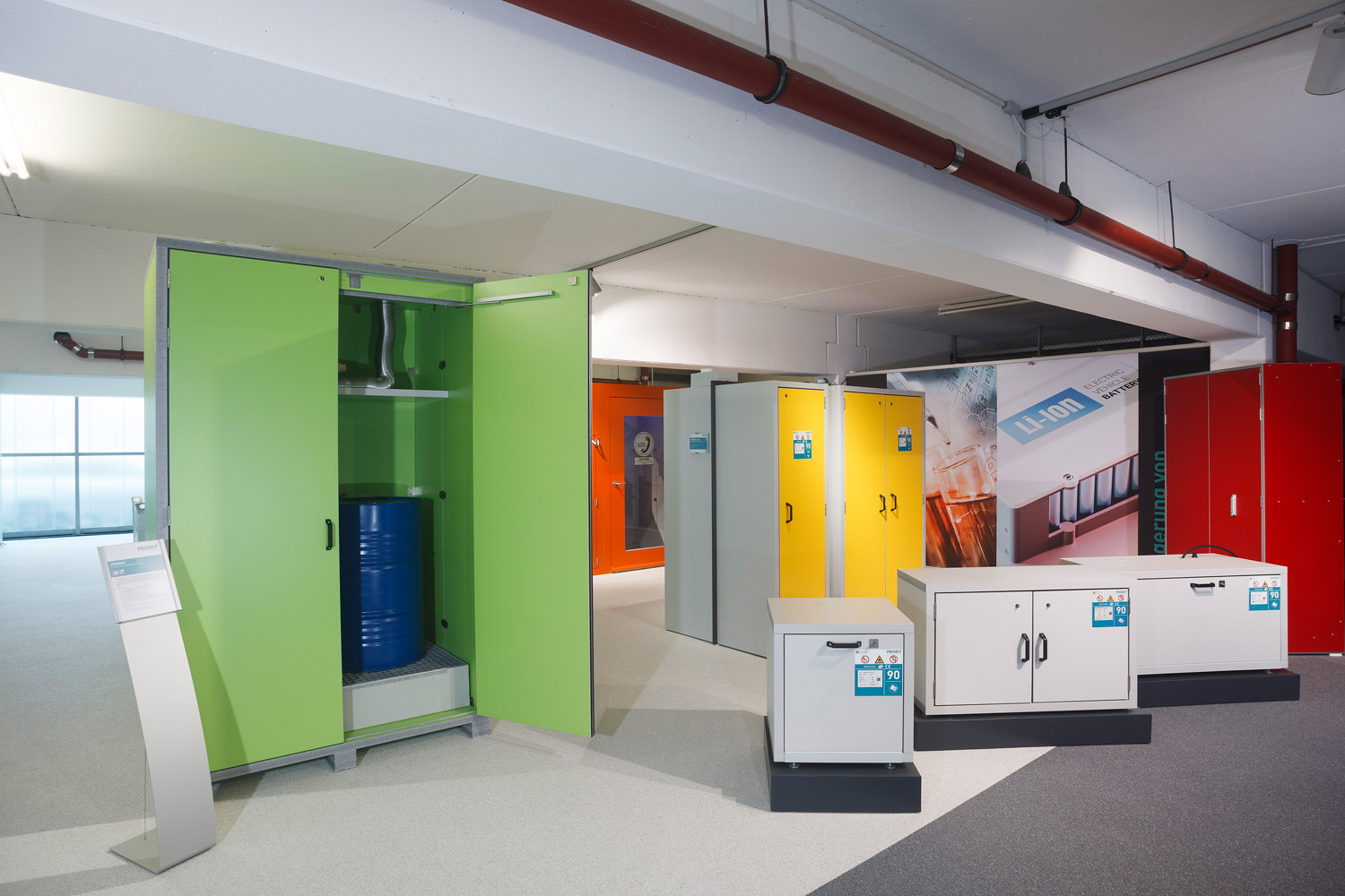 Ausstellungsbereich mit Brandschutzprodukten und Sicherheitsschränken für die Gefahrstofflagerung im PRIORIT Showroom