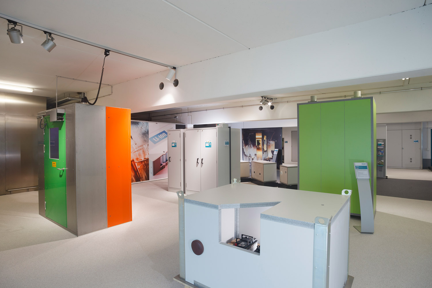 Ausstellungsbereich mit Brandschutzprodukten im PRIORIT Showroom