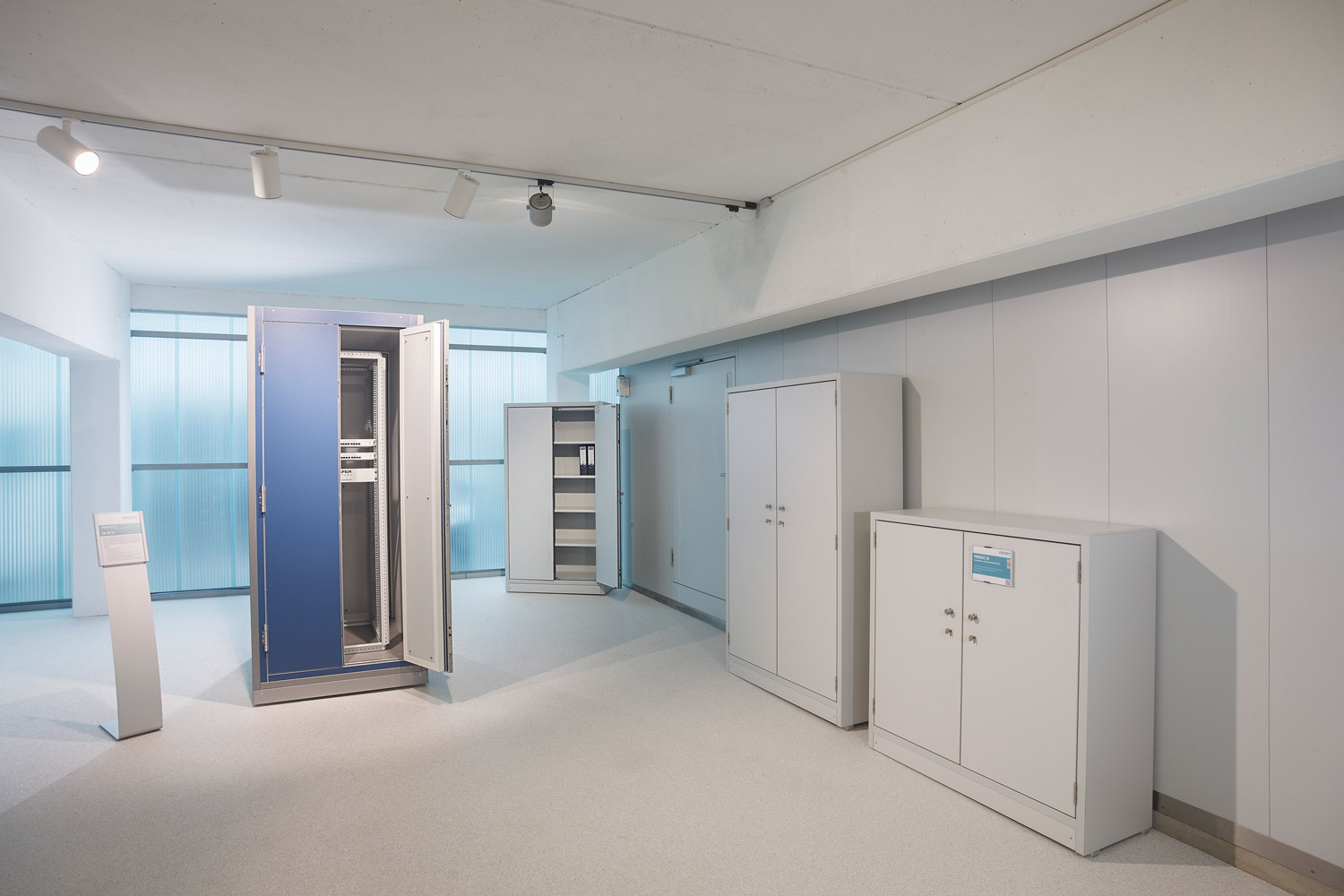 Moderne Präsentation der Akten- und Dokumentenlagerschränke sowie des Sicherheitsschranks für IT-Systeme in unserem PRIORIT Showroom