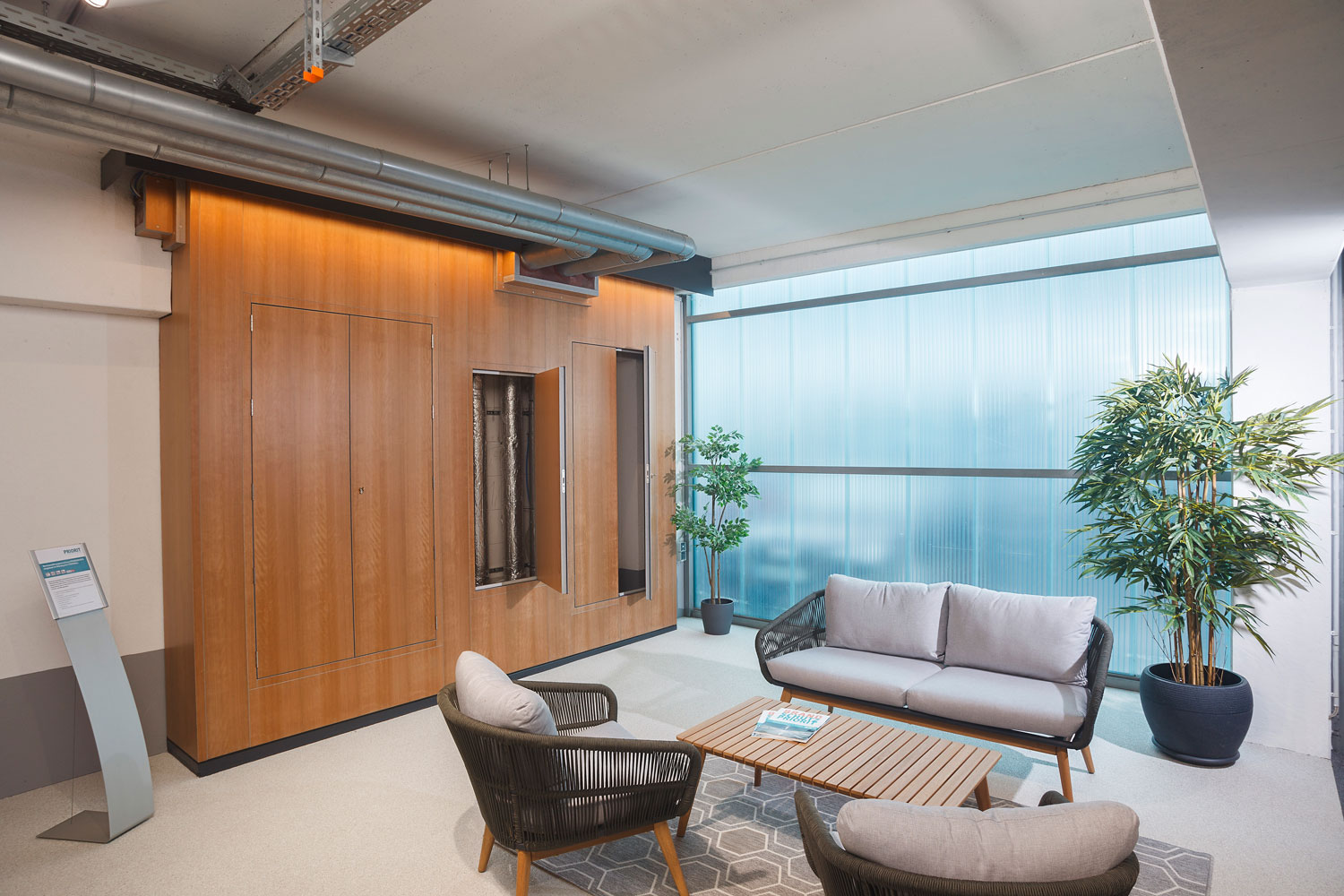 Ausstellungsbereich mit Brandschutzprodukten im PRIORIT Showroom, Wandsystem mit Echtholzoberfläche und Revisionstüren