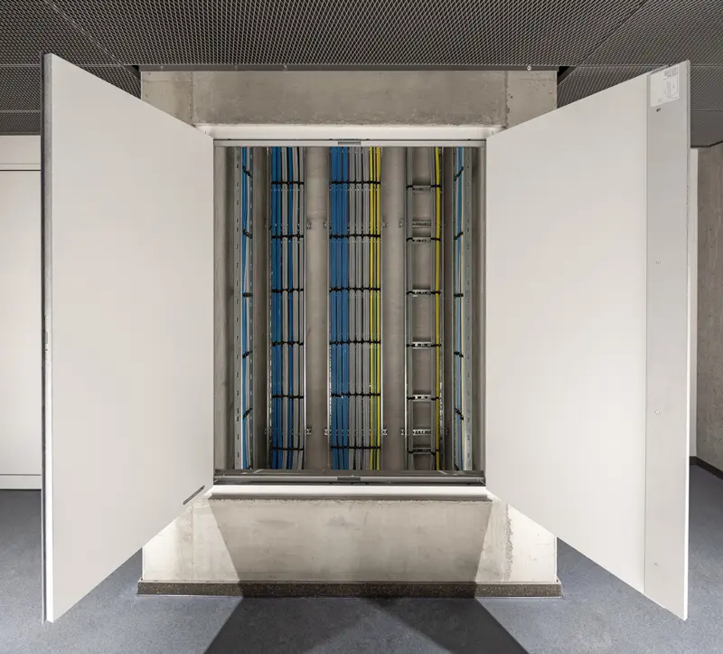 anwendungsbild-datacenter-revi-offen Geöffnete großformatige, zweiflügelige Revisionstür für Installationsschächte in Datacenter oder anderen Gebäuden