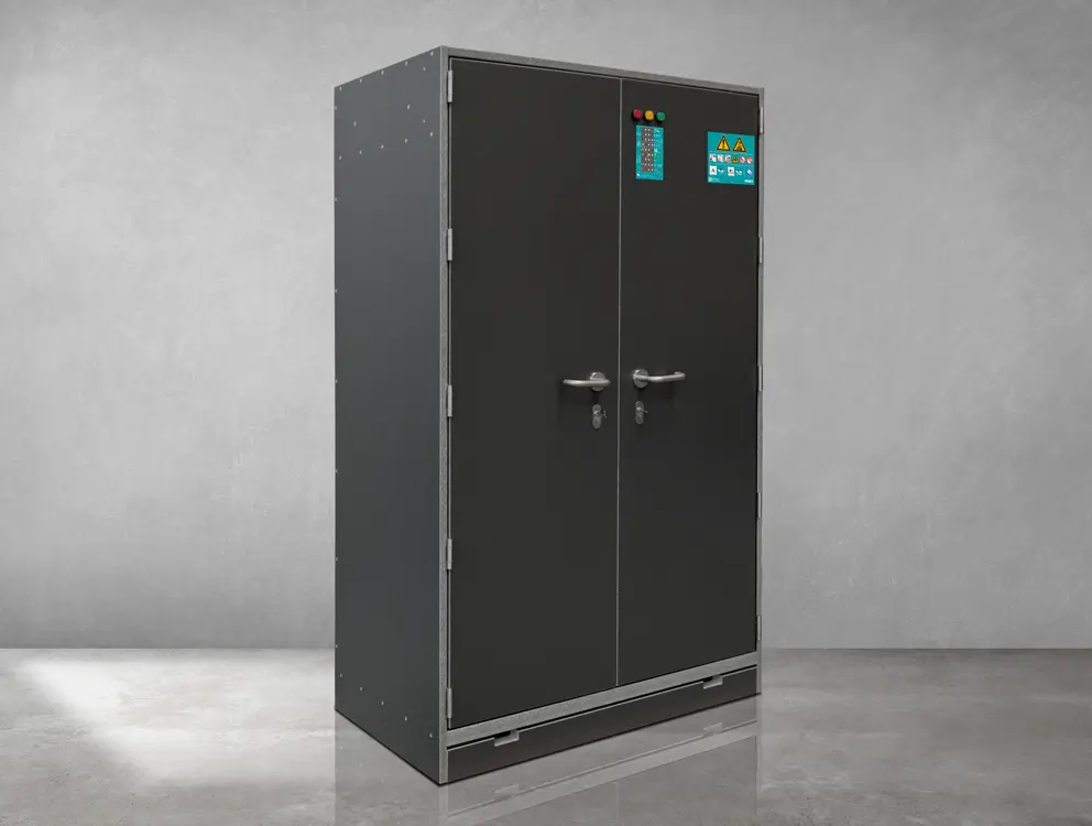 pressebild-priolion-premium-geschlossen Schwarzer geschlossener PRIOLION Premium - Feuerwiderstandsfähiger Lagerschrank für Lithium-Ionen-Akkus mit VDMA-Zertifizierung auf einem Granitboden mit Spiegelung und vor einer Betonwand