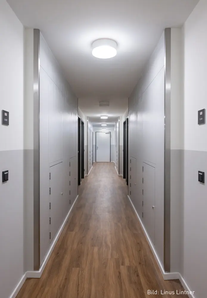 Ref-Perigon-Innenansicht-Flur-Wandelemente Referenz Pergion, Hamburg - PRIOWALL Brandschutzelemente mit einer Wanddicke von nur 42 mm kamen auf schmalen Fluren zur feuerwiderstandsfähigen Abschottung der Installationen zum Einsatz