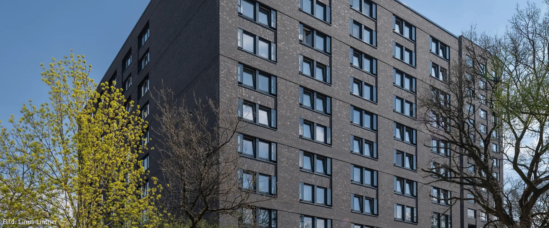 Modernes Wohn- und Geschäftsgebäude PERIGON Hamburg mit Klinkerfassade als Referenzprojekt für hochwertige Architektur und vorbeugenden Brandschutz.